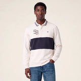 Visuel porté de face du polo de rugby bicolore blanc cassé et bleu marine SERGE BLANCO avec un jean