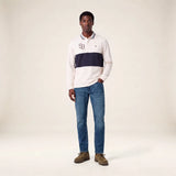 Silhouette complète portée du polo de rugby blanc cassé SERGE BLANCO, jean brut et chaussures marron