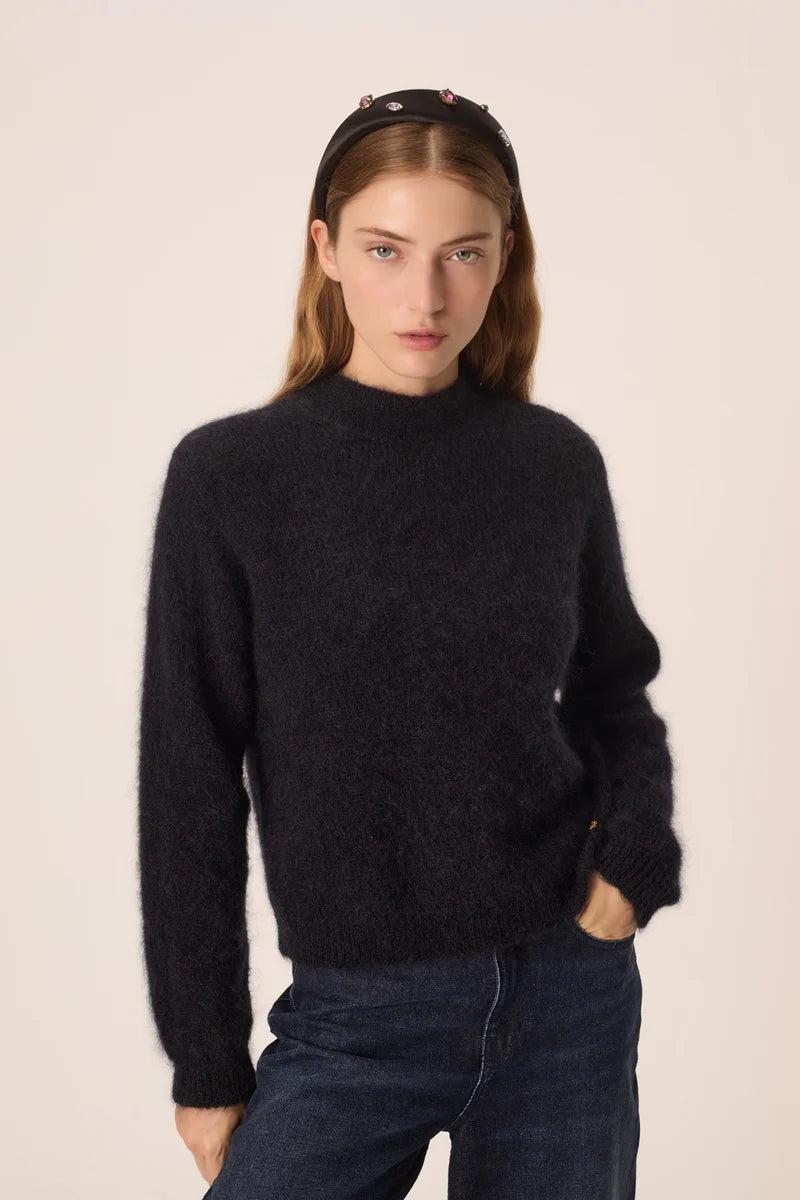Pull en maille moelleuse marine Albane DES PETITS HAUTS porte de face avec un jean brut