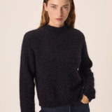 Pull en maille moelleuse marine Albane DES PETITS HAUTS porte de face avec un jean brut
