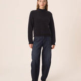 Silhouette complete avec le pull en kid mohair marine Albane DES PETITS HAUTS et jean large
