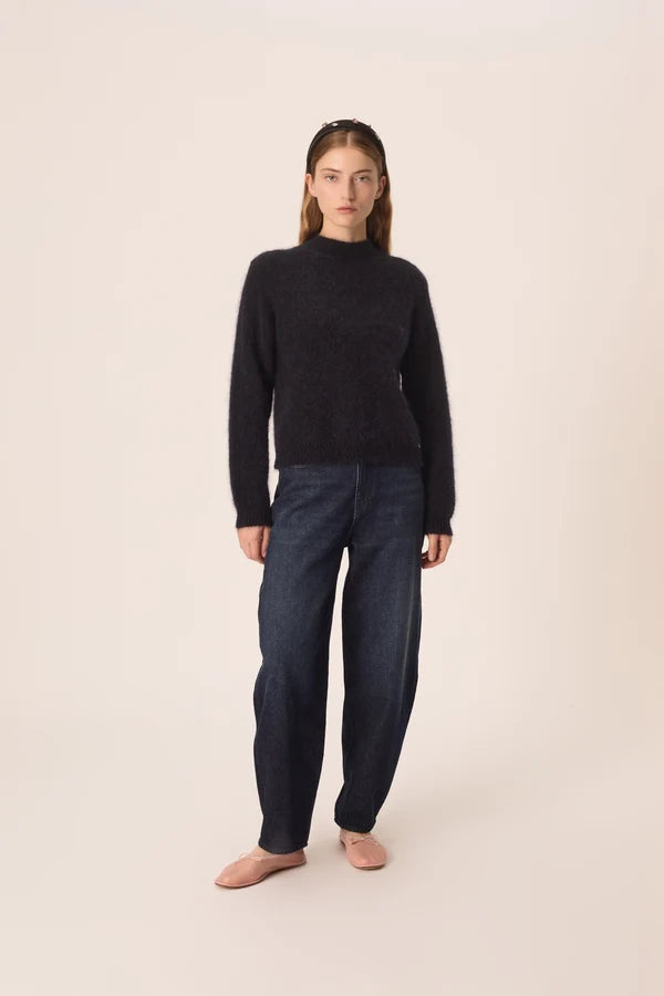 Silhouette complete avec le pull en kid mohair marine Albane DES PETITS HAUTS et jean large