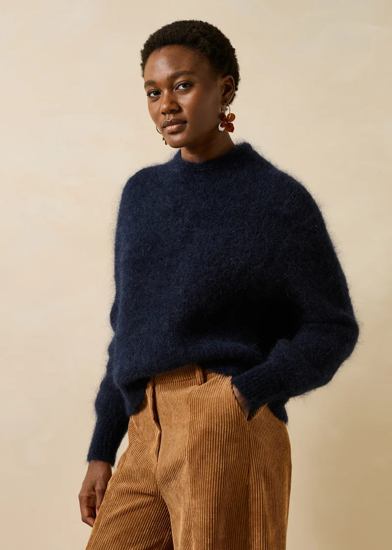 Visuel de face du pull court ample en maille mohair bleu encre LA FÉE MARABOUTÉE Genesio
