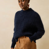 Visuel de face du pull court ample en maille mohair bleu encre LA FÉE MARABOUTÉE Genesio