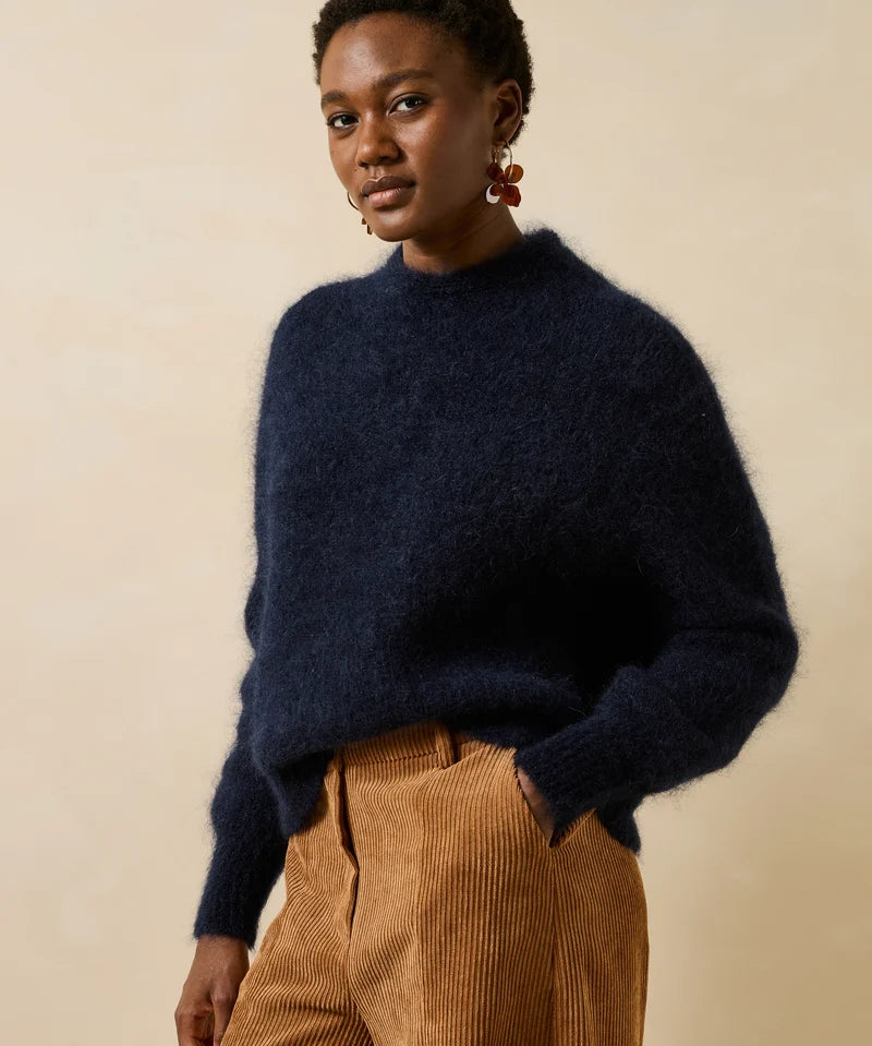 Visuel de face du pull court ample en maille mohair bleu encre LA FÉE MARABOUTÉE Genesio