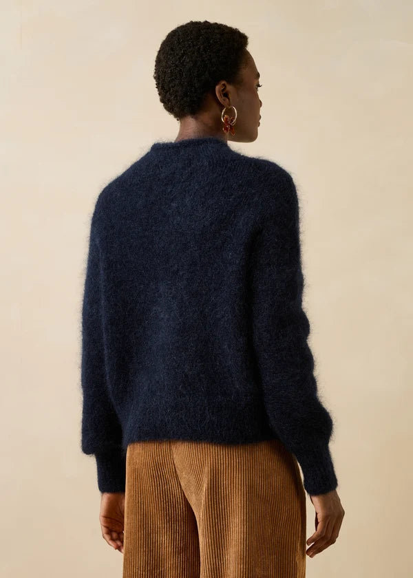 Vue de dos du pull bleu encre Genesio LA FÉE MARABOUTÉE montrant les manches bouffantes