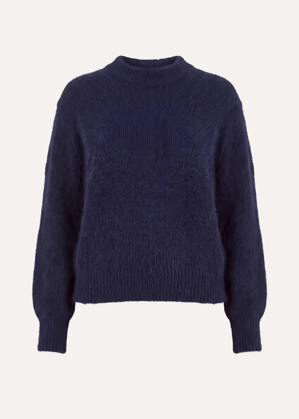 Gros plan sur la maille douce en mohair et le col montant du pull LA FÉE MARABOUTÉE Genesio