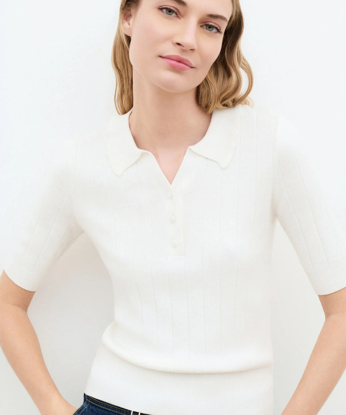 Pull polo court en maille écru CAROLL Mdannie avec col chemise et manches coude porté de face