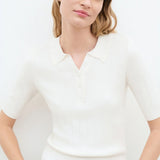 Pull polo court en maille écru CAROLL Mdannie avec col chemise et manches coude porté de face