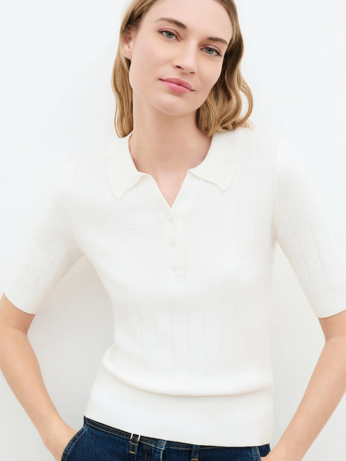 Pull polo court en maille écru CAROLL Mdannie avec col chemise et manches coude porté de face