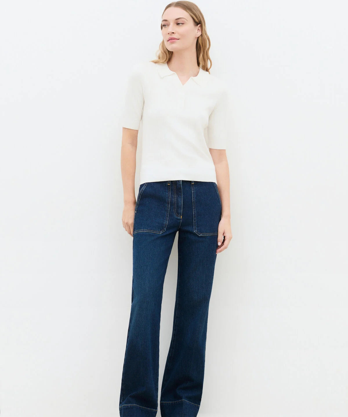 Silhouette complète avec le pull court écru CAROLL Mdannie et jean large brut à poches plaquées