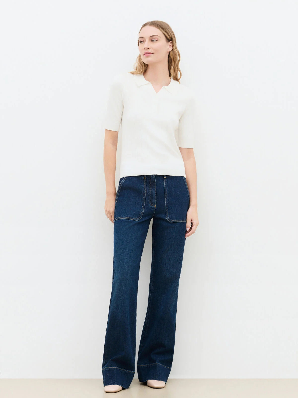 Silhouette complète avec le pull court écru CAROLL Mdannie et jean large brut à poches plaquées
