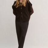 Pull sans manches couleur ganache CAROLL Mitch avec col camionneur zippé porté sur un top marron avec pantalon noir