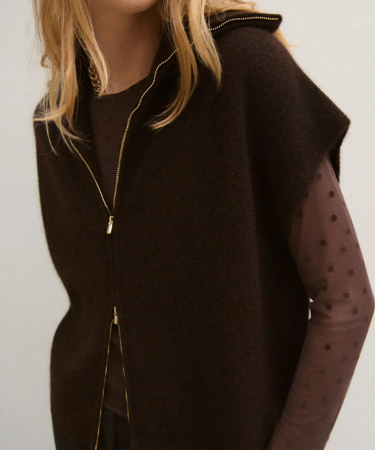 Gros plan du col camionneur zippé avec zip doré du pull sans manches CAROLL Mitch couleur ganache