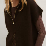 Gros plan du col camionneur zippé avec zip doré du pull sans manches CAROLL Mitch couleur ganache