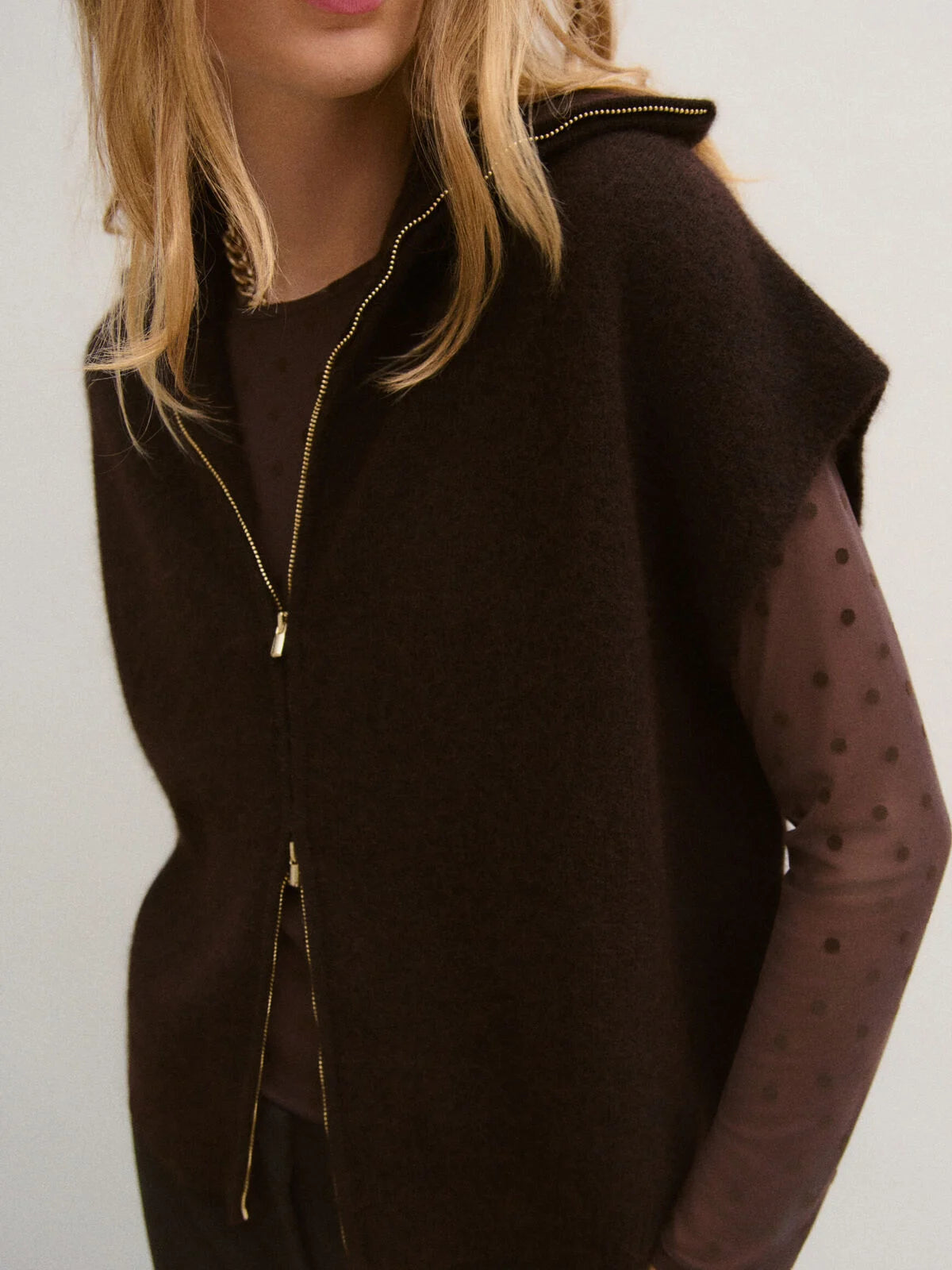 Gros plan du col camionneur zippé avec zip doré du pull sans manches CAROLL Mitch couleur ganache