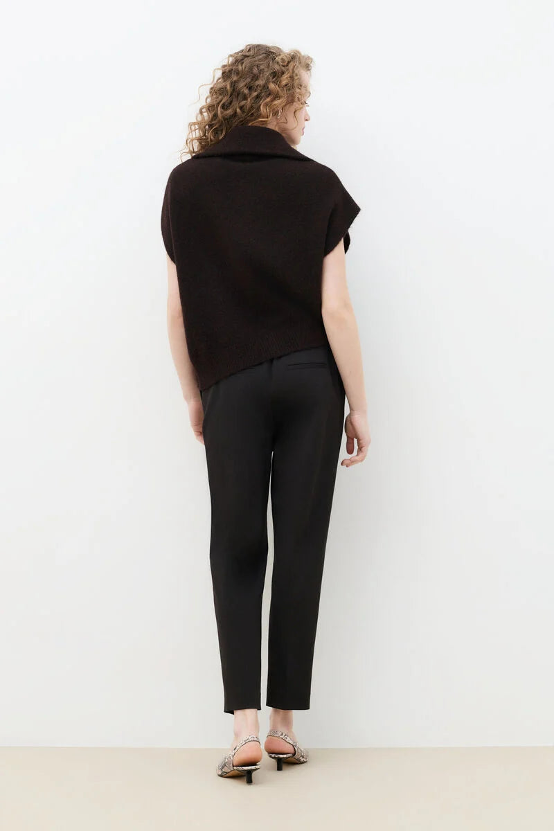 Vue de dos du pull ample sans manches CAROLL Mitch ganache porté avec un pantalon noir