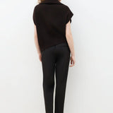 Vue de dos du pull ample sans manches CAROLL Mitch ganache porté avec un pantalon noir