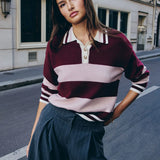 Pull polo bordeaux et rose à rayures larges MORGAN Mruby porté dans la rue avec un pantalon large gris