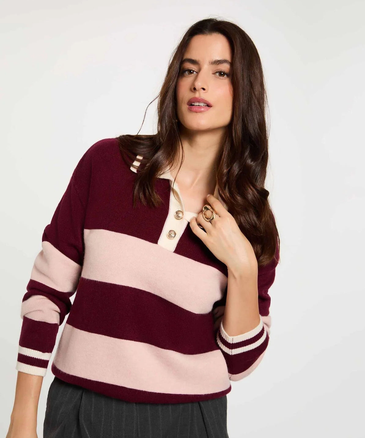 Gros plan sur le col polo écru et les boutons dorés bijoux du pull bordeaux MORGAN Mruby
