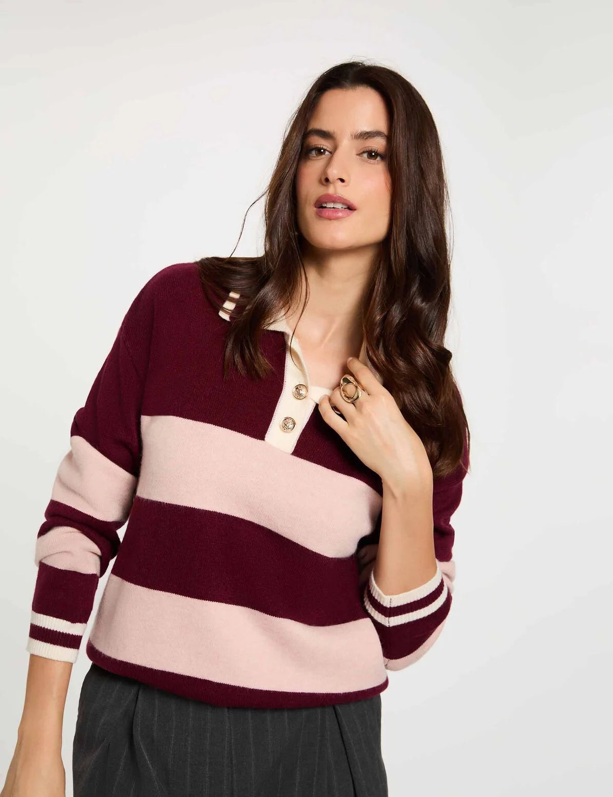 Gros plan sur le col polo écru et les boutons dorés bijoux du pull bordeaux MORGAN Mruby