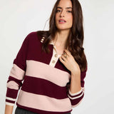 Gros plan sur le col polo écru et les boutons dorés bijoux du pull bordeaux MORGAN Mruby