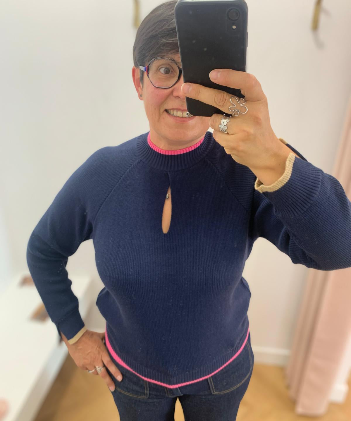 Pull bleu saphir PU620 LOLA ESPELETA porté de face avec col goutte d'eau et liseré rose