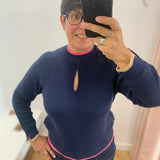 Pull bleu saphir PU620 LOLA ESPELETA porté de face avec col goutte d'eau et liseré rose