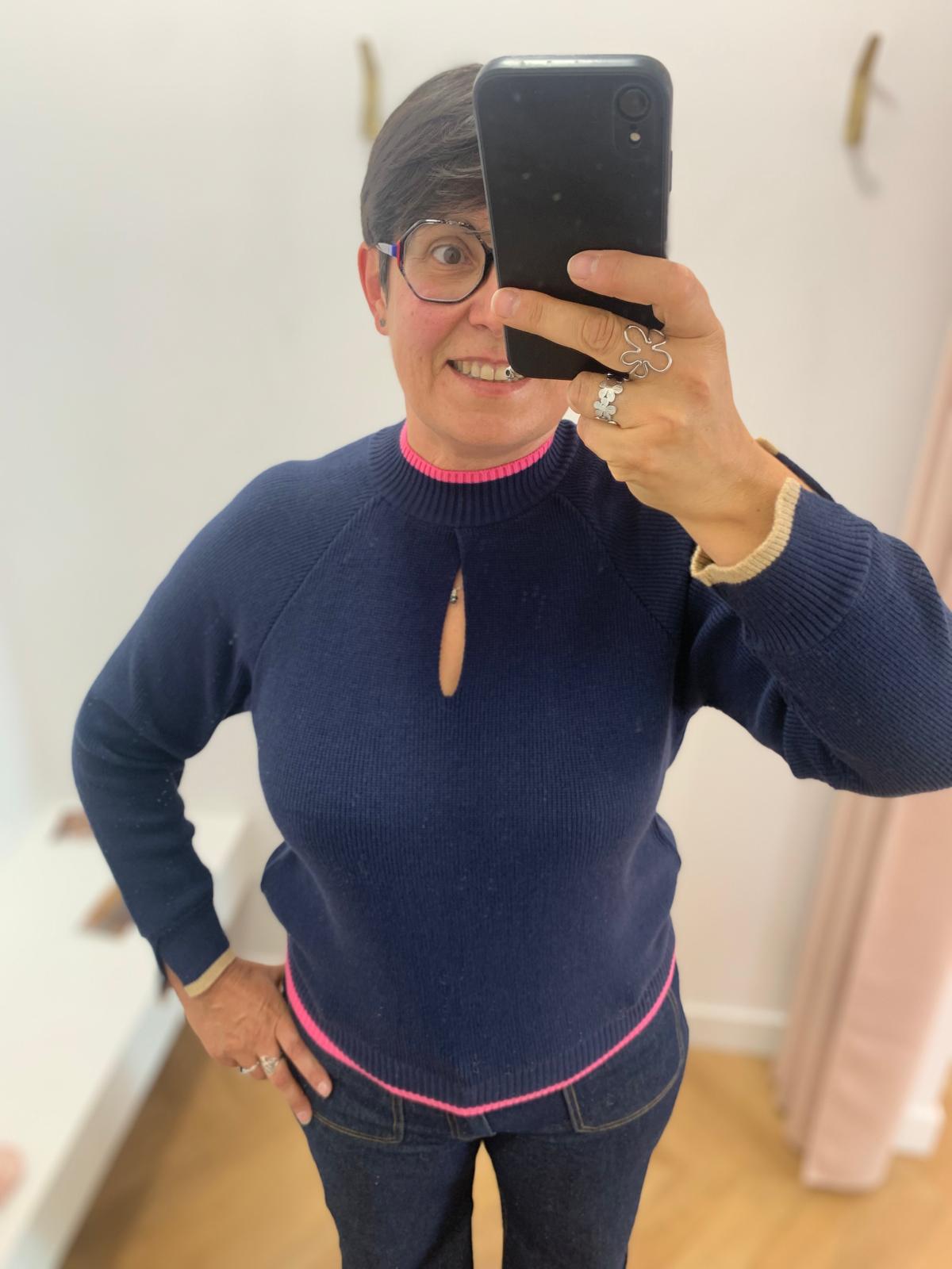 Pull bleu saphir PU620 LOLA ESPELETA porté de face avec col goutte d'eau et liseré rose