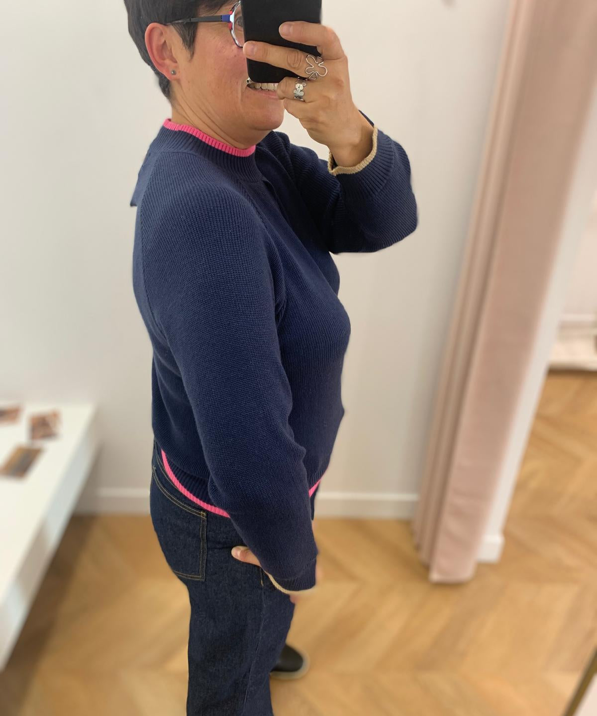 Vue de profil du pull bleu saphir PU620 LOLA ESPELETA ajusté avec jean brut