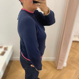 Vue de profil du pull bleu saphir PU620 LOLA ESPELETA ajusté avec jean brut