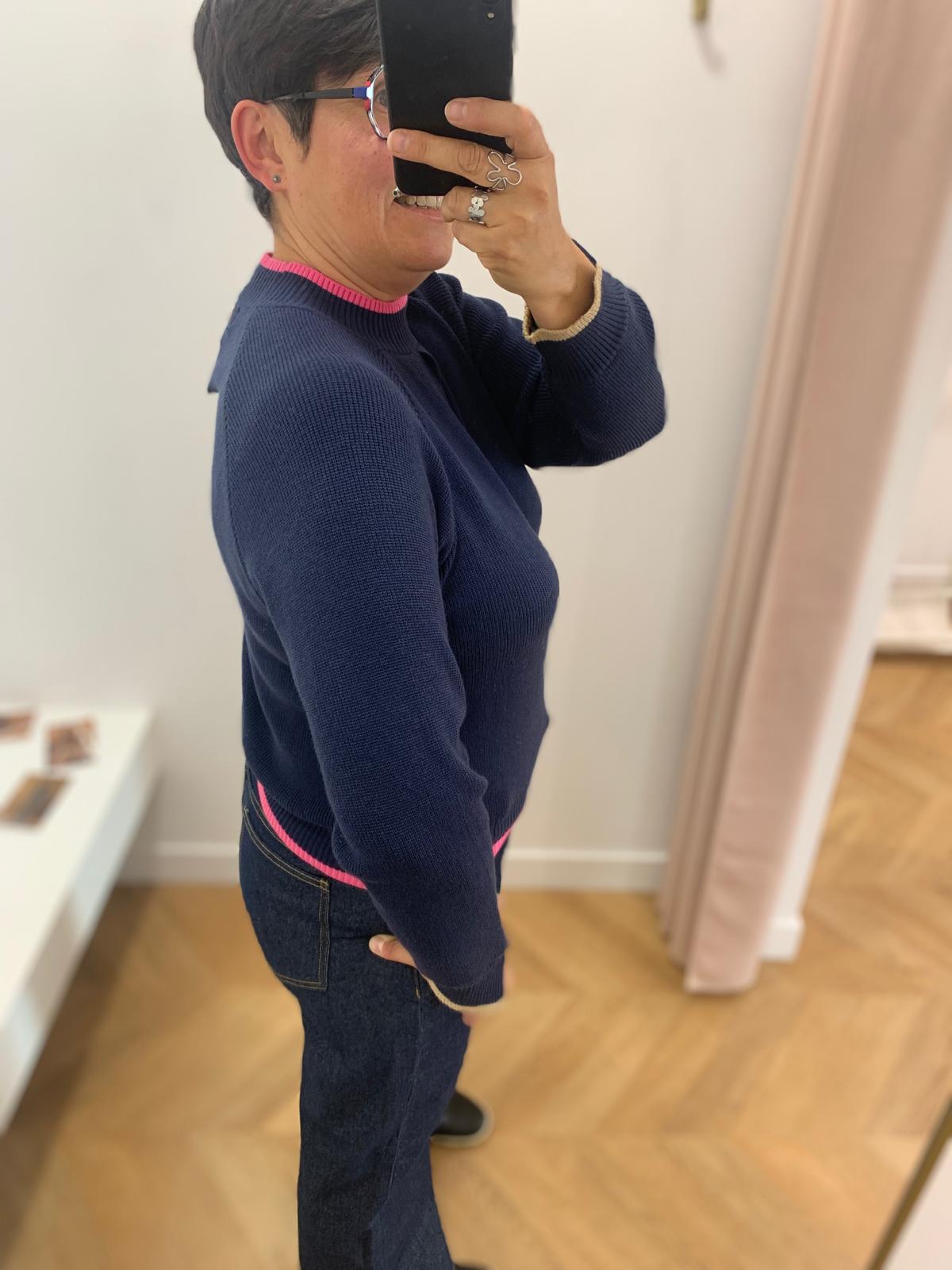 Vue de profil du pull bleu saphir PU620 LOLA ESPELETA ajusté avec jean brut