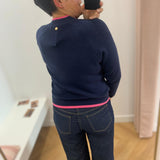 Vue de dos du pull bleu saphir PU620 LOLA ESPELETA montrant la pastille dorée au col