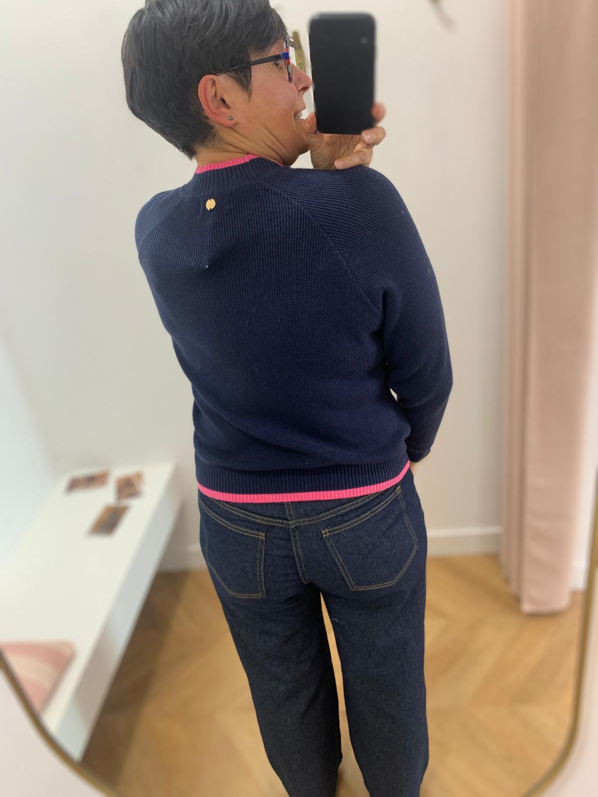 Vue de dos du pull bleu saphir PU620 LOLA ESPELETA montrant la pastille dorée au col