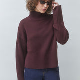 Pull col montant en laine pruno SUNCOO FEMME Pinto porté de face avec des lunettes de soleil