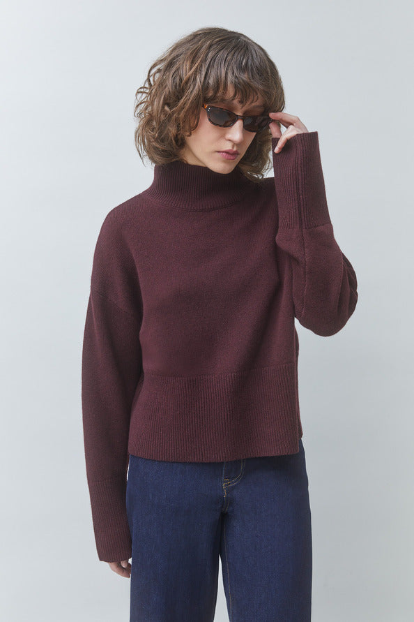 Pull col montant en laine pruno SUNCOO FEMME Pinto porté de face avec des lunettes de soleil