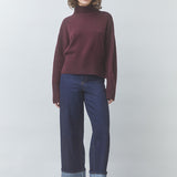 Silhouette complète avec le pull pruno Pinto SUNCOO FEMME, jean brut à grands revers et escarpins