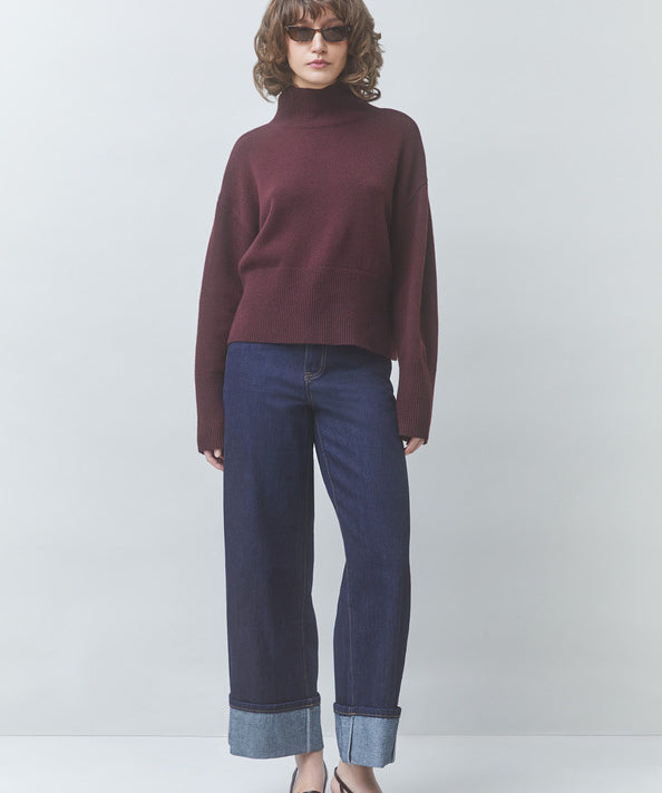 Silhouette complète avec le pull pruno Pinto SUNCOO FEMME, jean brut à grands revers et escarpins