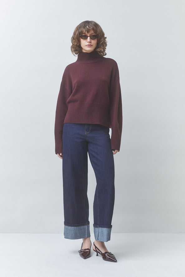 Silhouette complète avec le pull pruno Pinto SUNCOO FEMME, jean brut à grands revers et escarpins