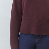 Gros plan sur la maille en laine et les larges bords-côtes du pull pruno SUNCOO FEMME Pinto