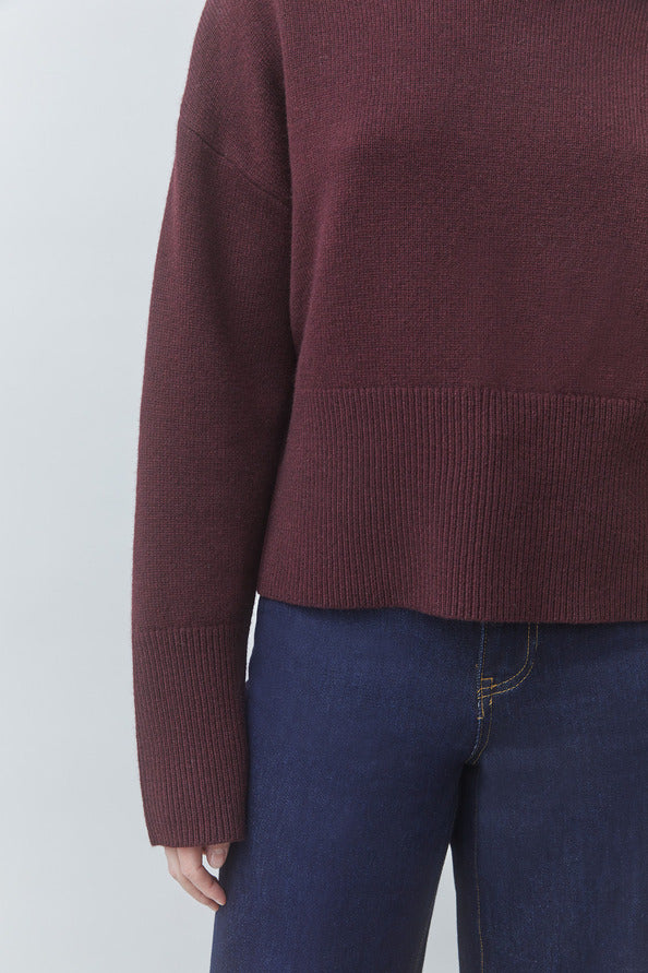 Gros plan sur la maille en laine et les larges bords-côtes du pull pruno SUNCOO FEMME Pinto