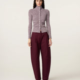Vue en pied du pull Tilda FABIENNE CHAPOT porté avec un pantalon fluide couleur prune