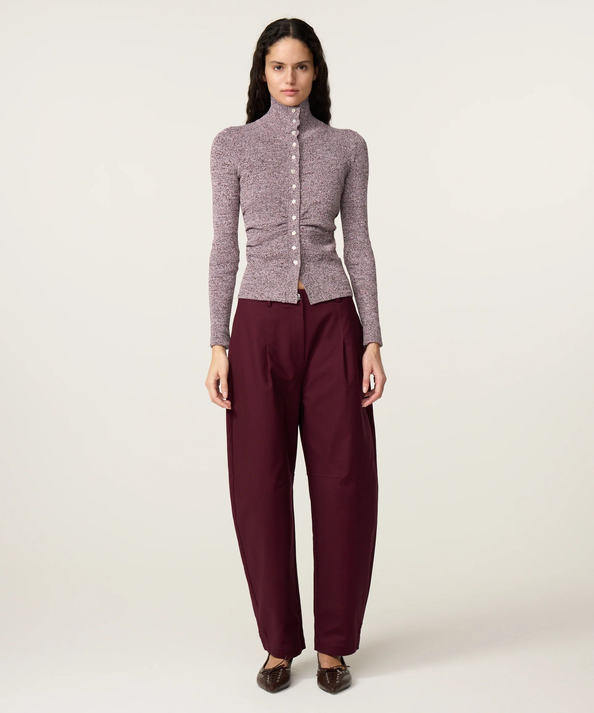 Vue en pied du pull Tilda FABIENNE CHAPOT porté avec un pantalon fluide couleur prune