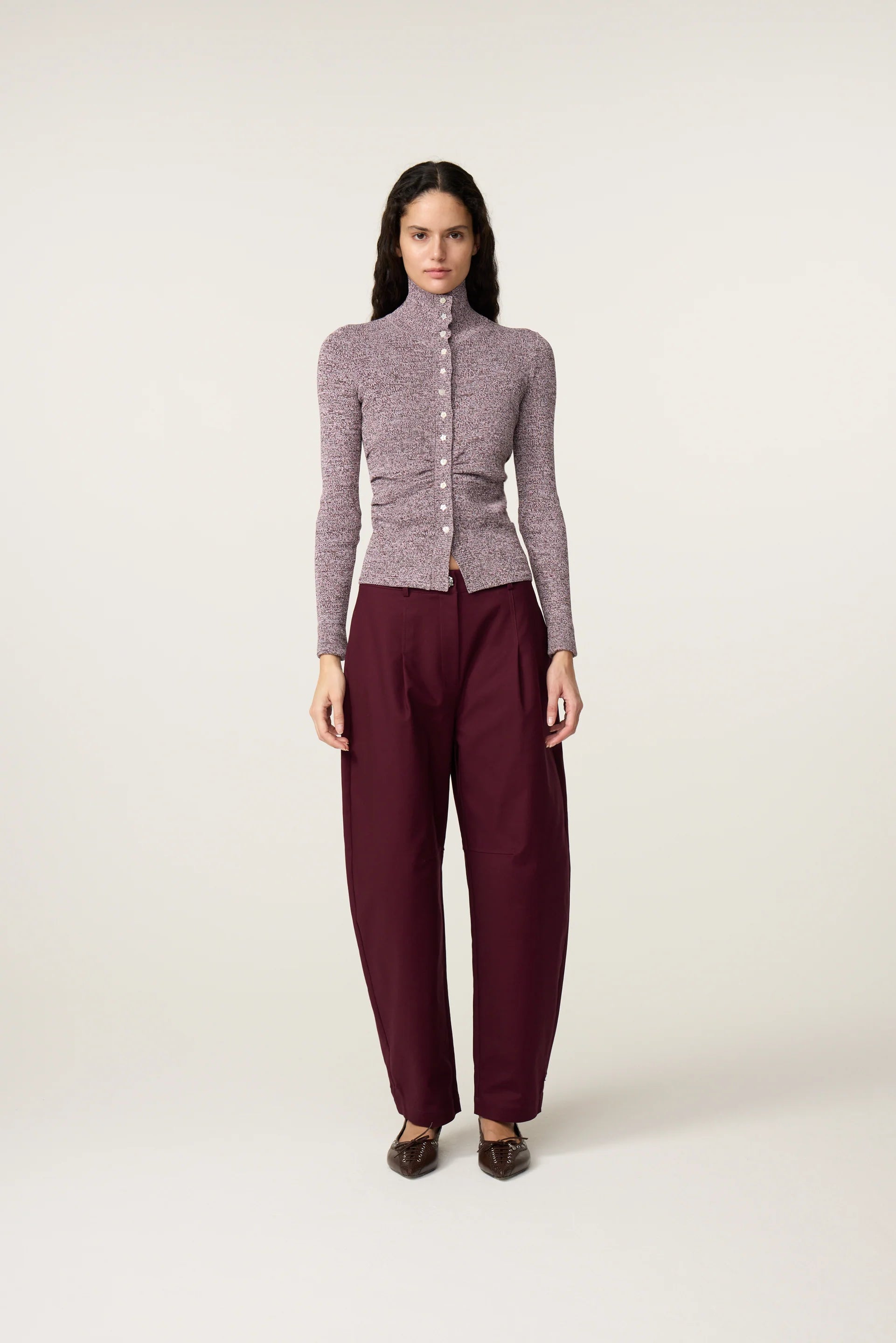 Vue en pied du pull Tilda FABIENNE CHAPOT porté avec un pantalon fluide couleur prune