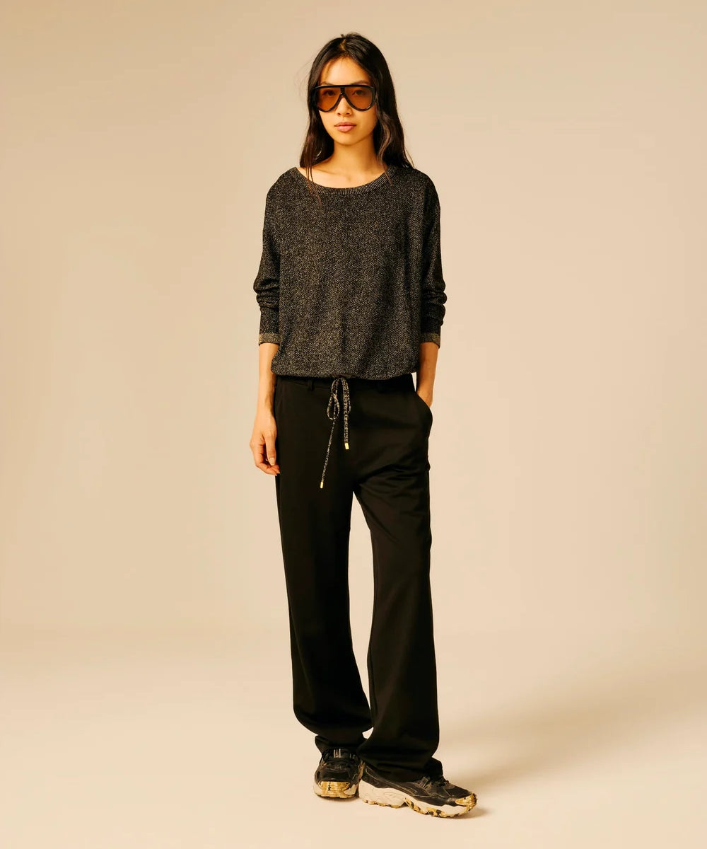 Pull noir et doré pailleté SUN VALLEY FEMME Ubden porté de face avec un pantalon noir fluide
