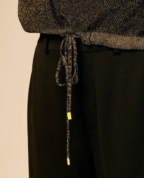 Gros plan sur le cordon de serrage et les embouts jaunes du pull noir lurex SUN VALLEY FEMME Ubden
