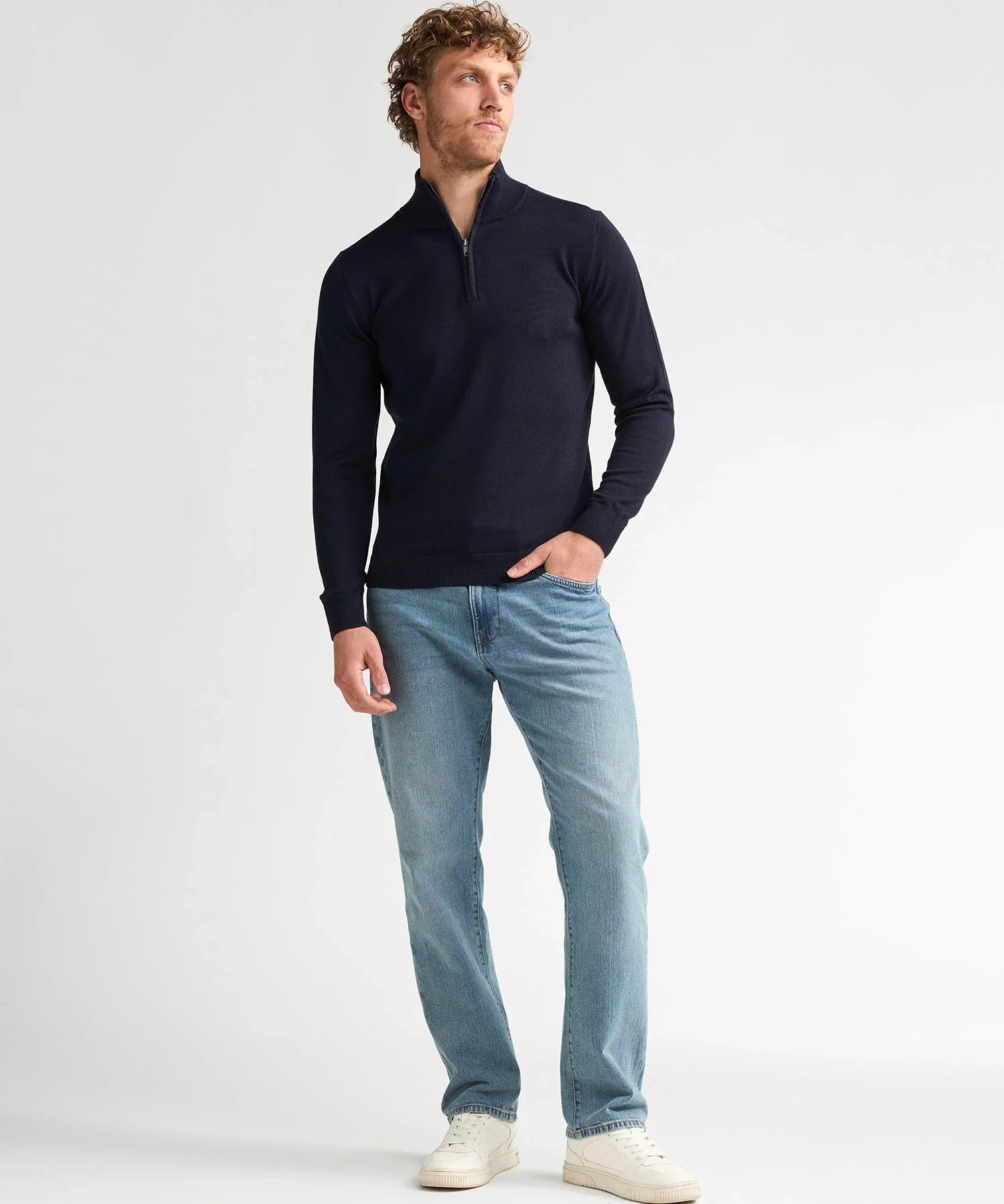 Tenue complète homme avec le pull zippé bleu marine Petrol Industries et un pantalon jean et des baskets blanches
