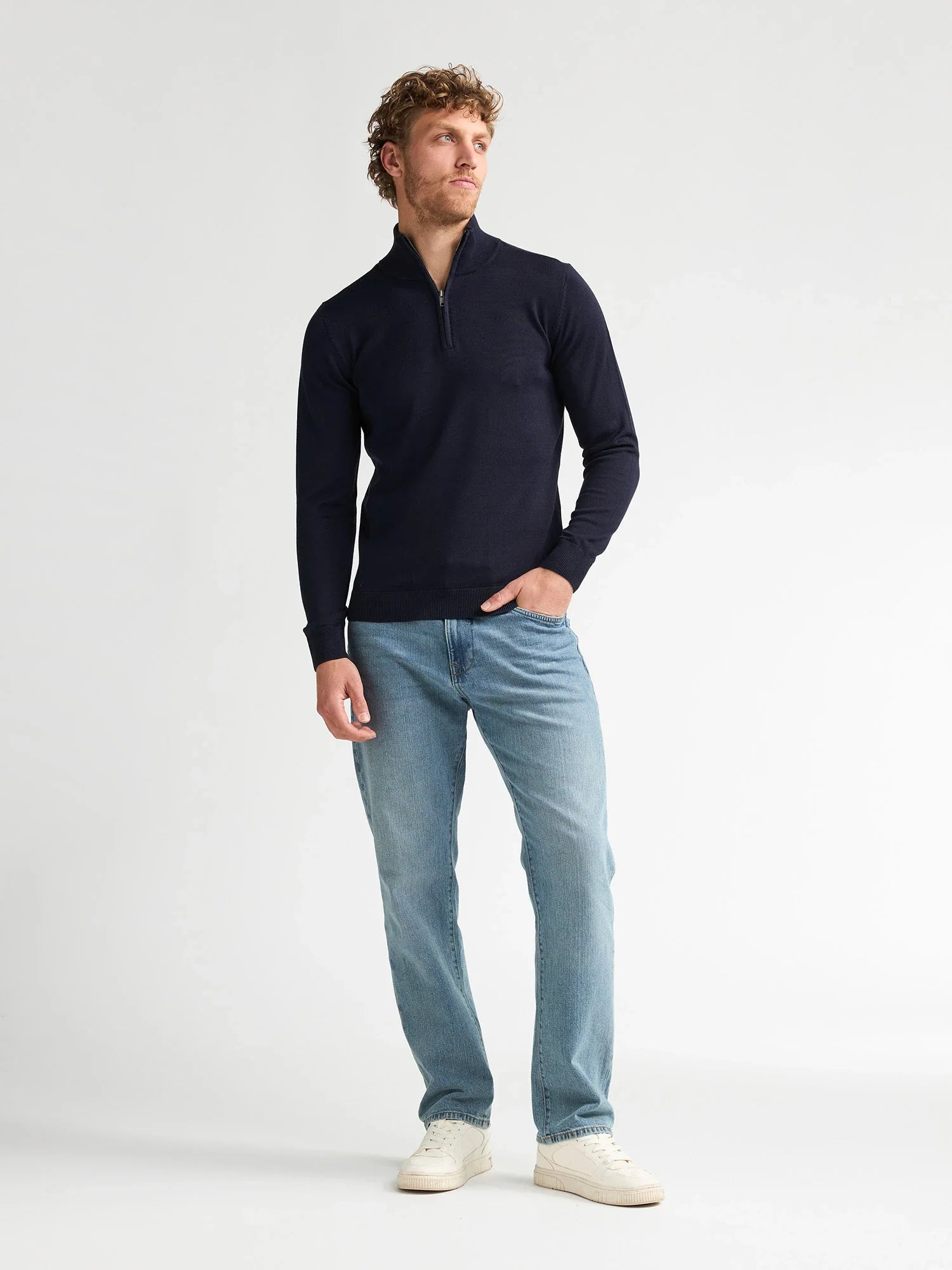 Tenue complète homme avec le pull zippé bleu marine Petrol Industries et un pantalon jean et des baskets blanches