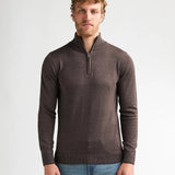 Vue de face du pull demi-zip marron cèdre Wheel PETROL INDUSTRIES porté par un mannequin