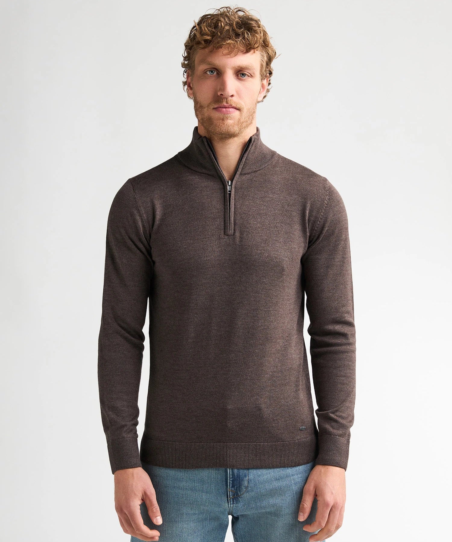 Vue de face du pull demi-zip marron cèdre Wheel PETROL INDUSTRIES porté par un mannequin